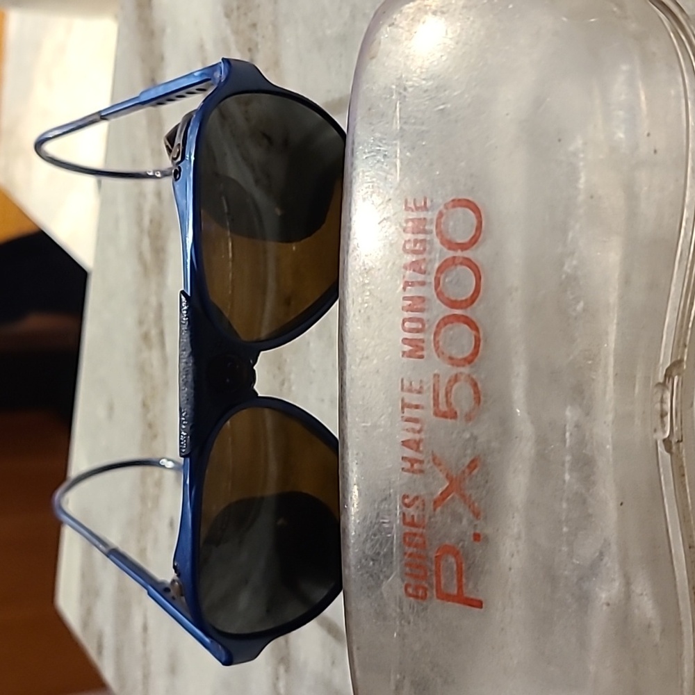 Leather accented glacier glasses. Unisex sized.